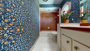 9011 Baywood upper hall bath-3