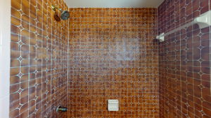 9011 Baywood upper hall bath-2