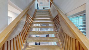 9011 Baywood Stairs