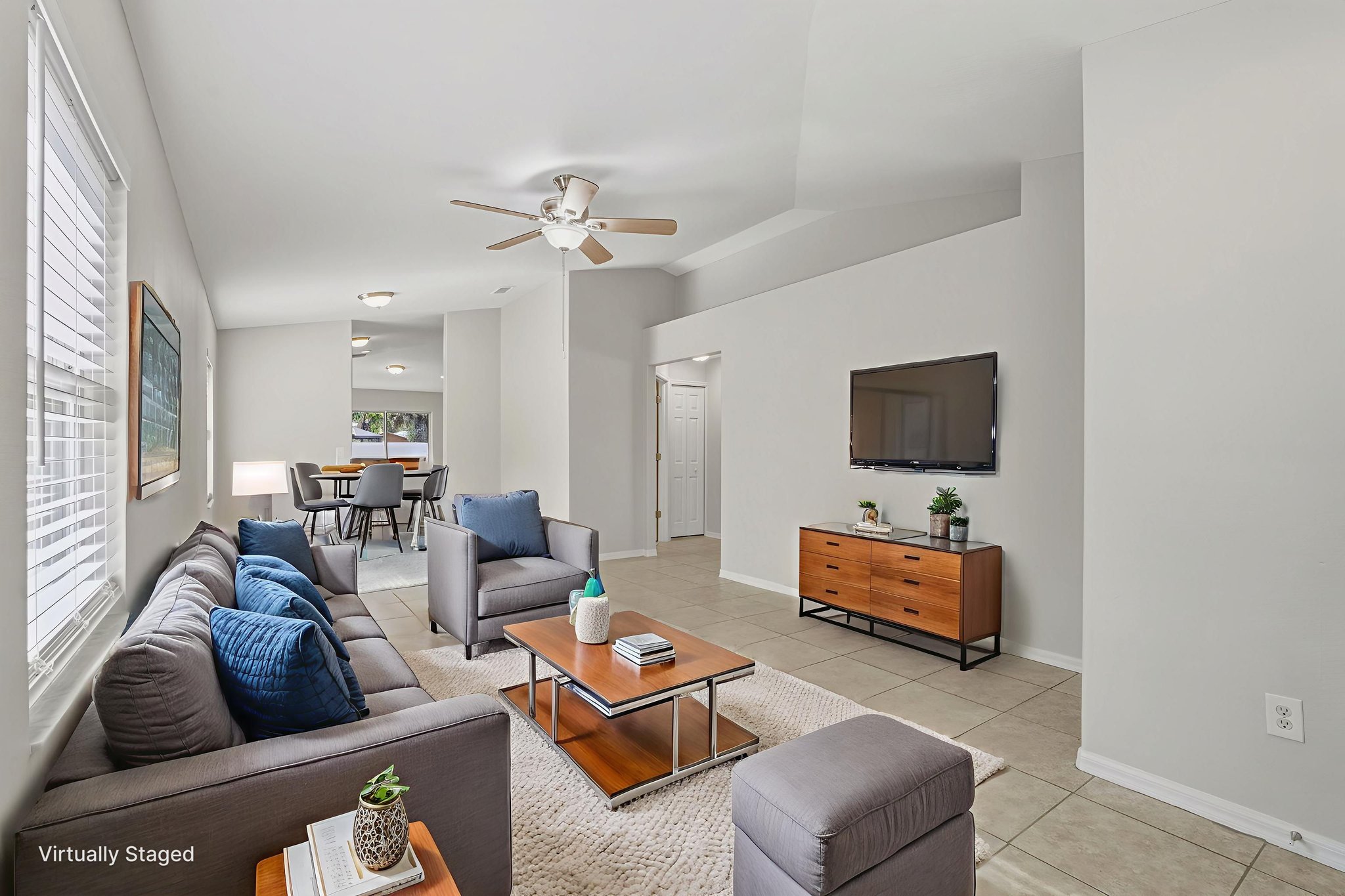 DSC06106 virtually staged.jpeg