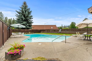 Condo Amenities- Pool!