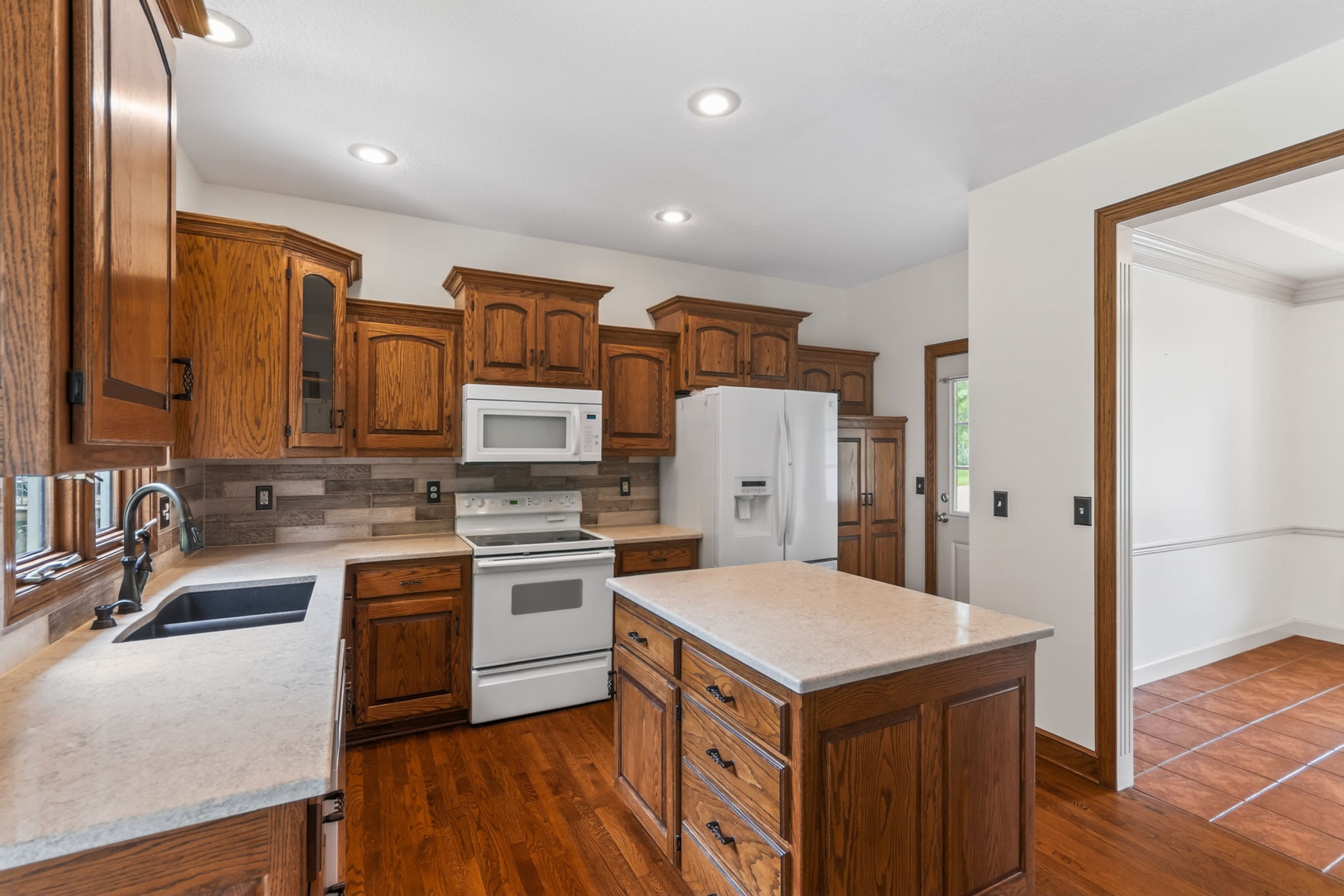 027_9027 N Manning Ave-027