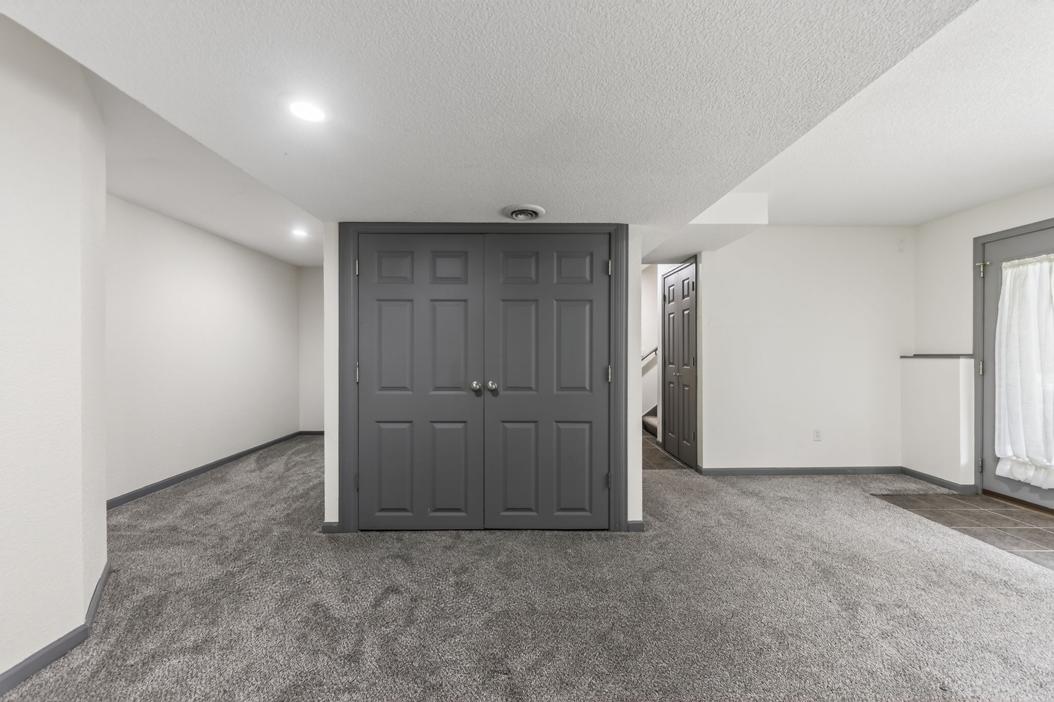 053_9027 N Manning Ave-054