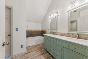 033_9027 N Manning Ave-034