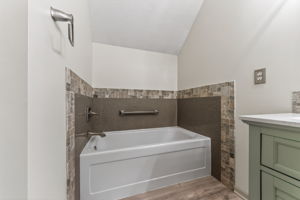 034_9027 N Manning Ave-035