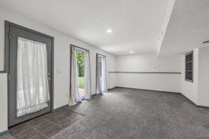 049_9027 N Manning Ave-050