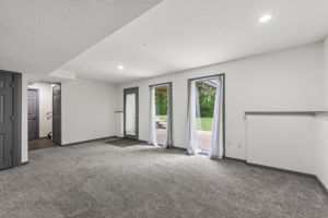 052_9027 N Manning Ave-053