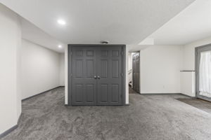 053_9027 N Manning Ave-054