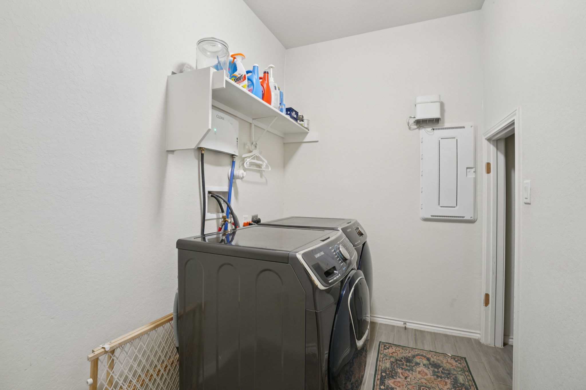 Curling Post-L0612-024