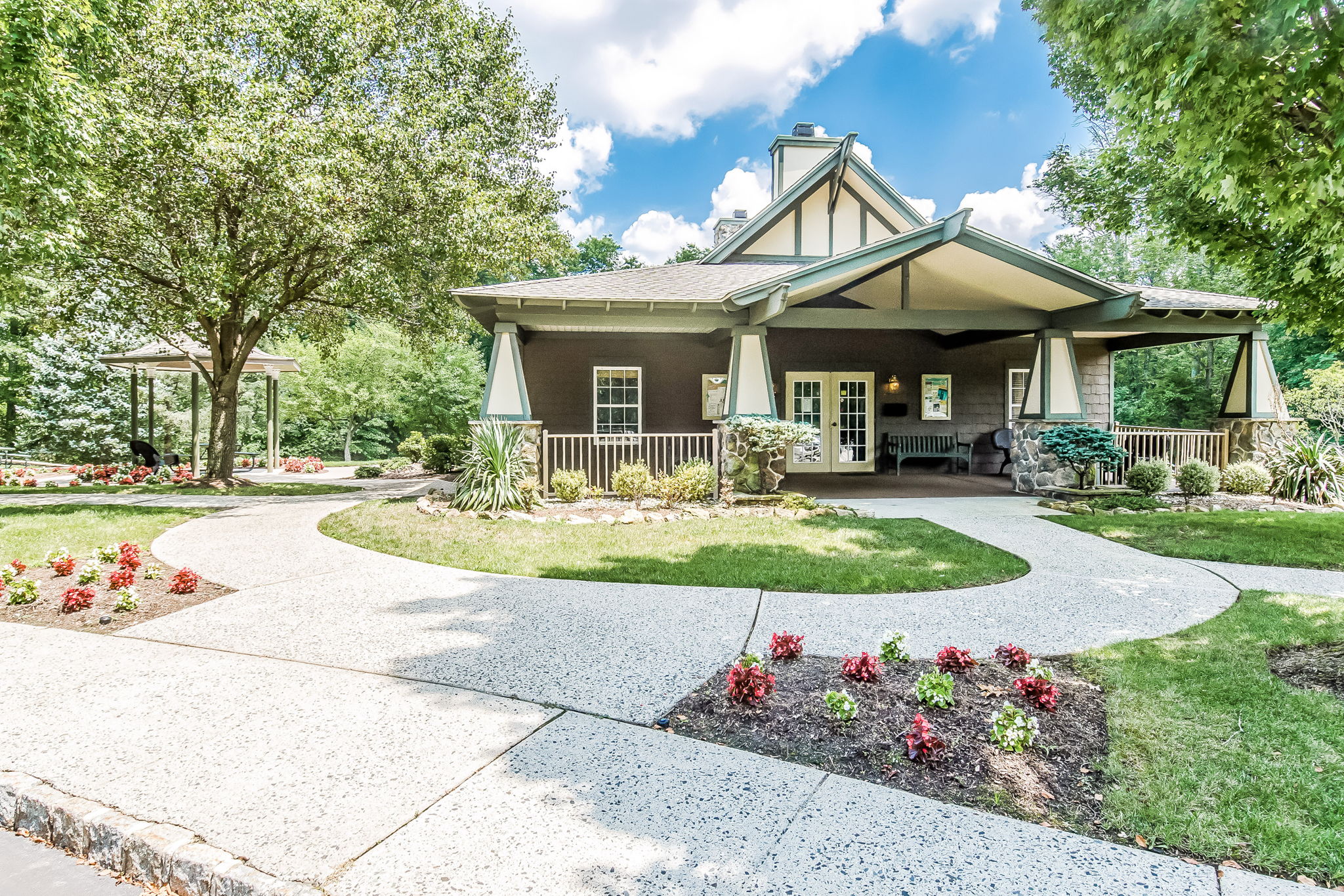 Community Amenities: Clubhouse, Pool, Tennis Courts, Jogging/Biking Path, Playground & Lake Privileges.