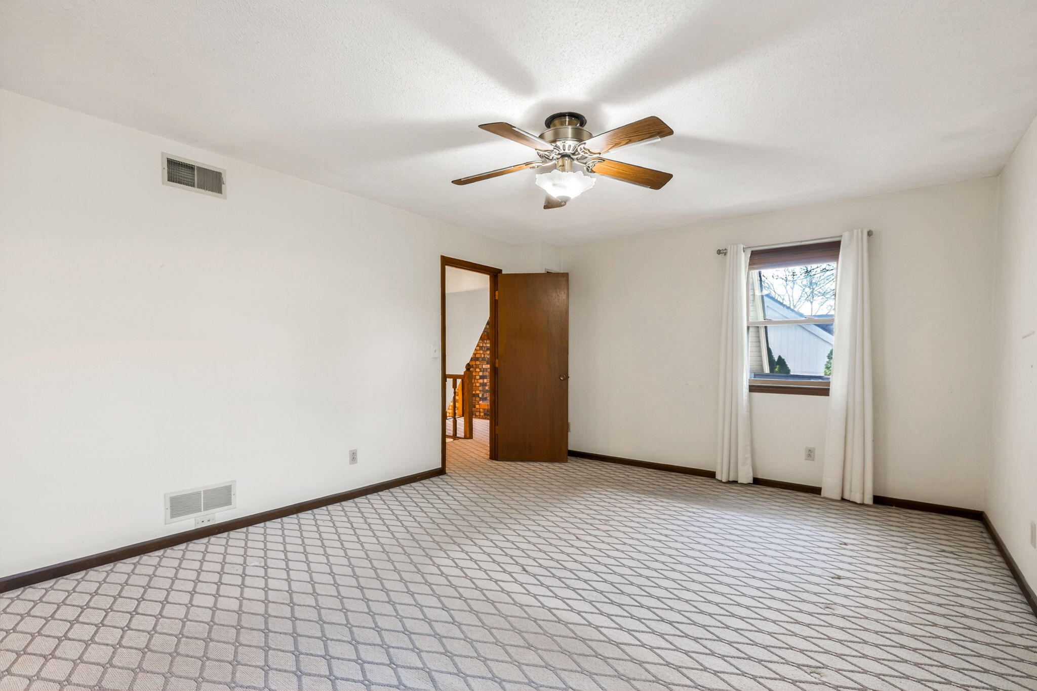 904 Blueberry Ln-037