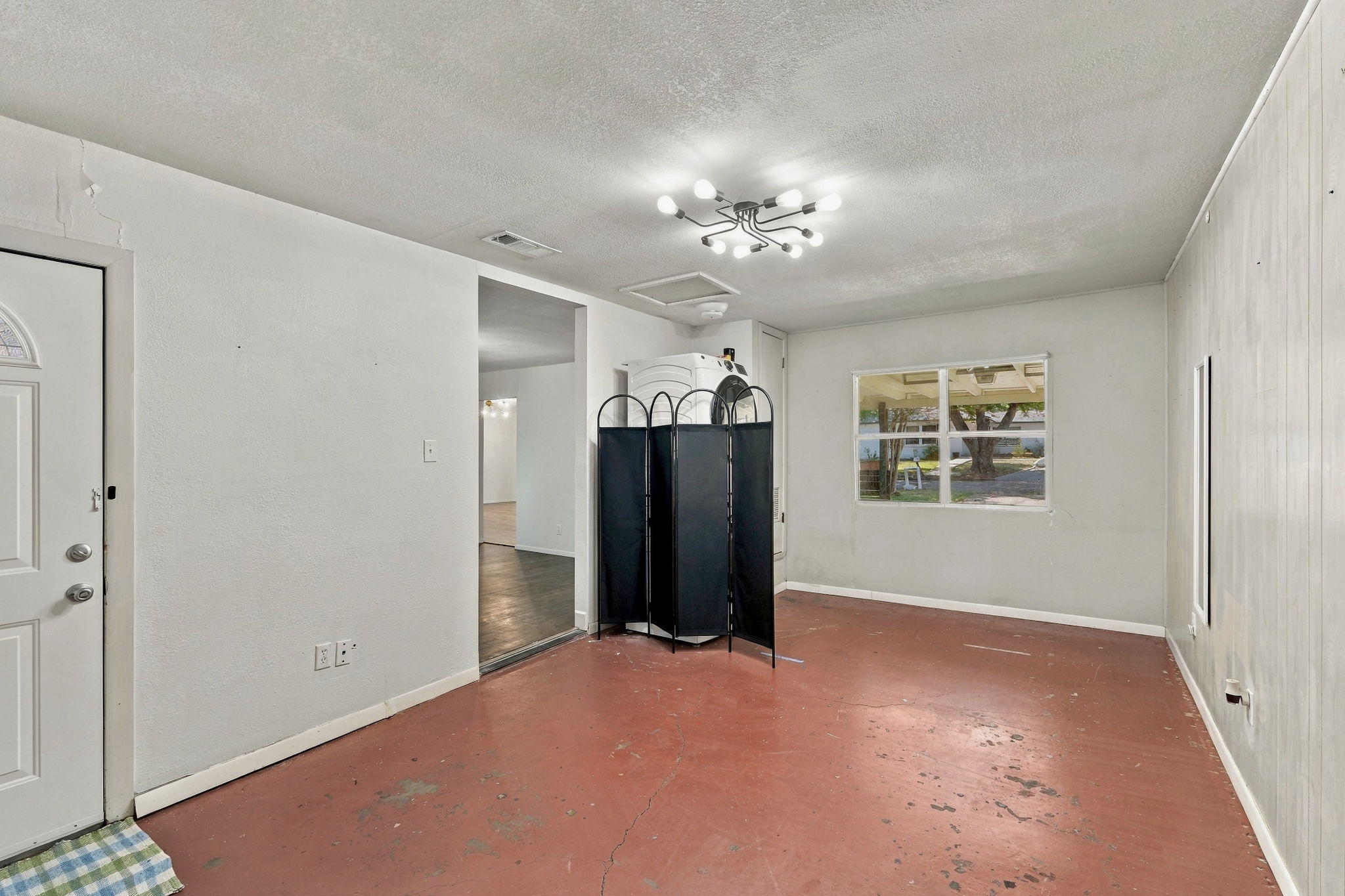 Bonus Room/Laundry Area