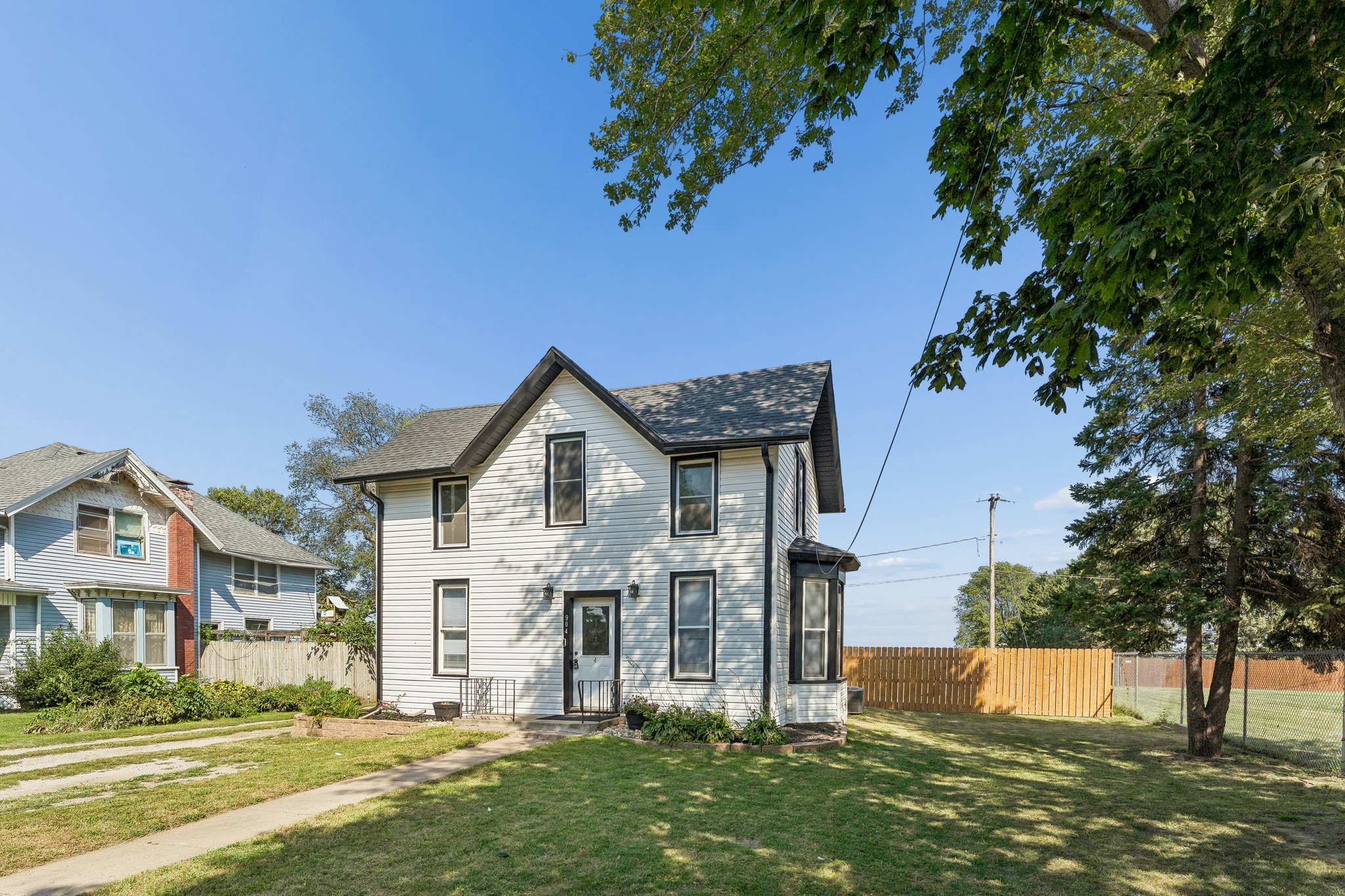9893 - 904 Main St_003.jpg