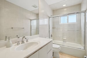 Woodmere Dr-0806-023.jpg