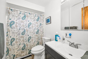 906 Bathroom 1a