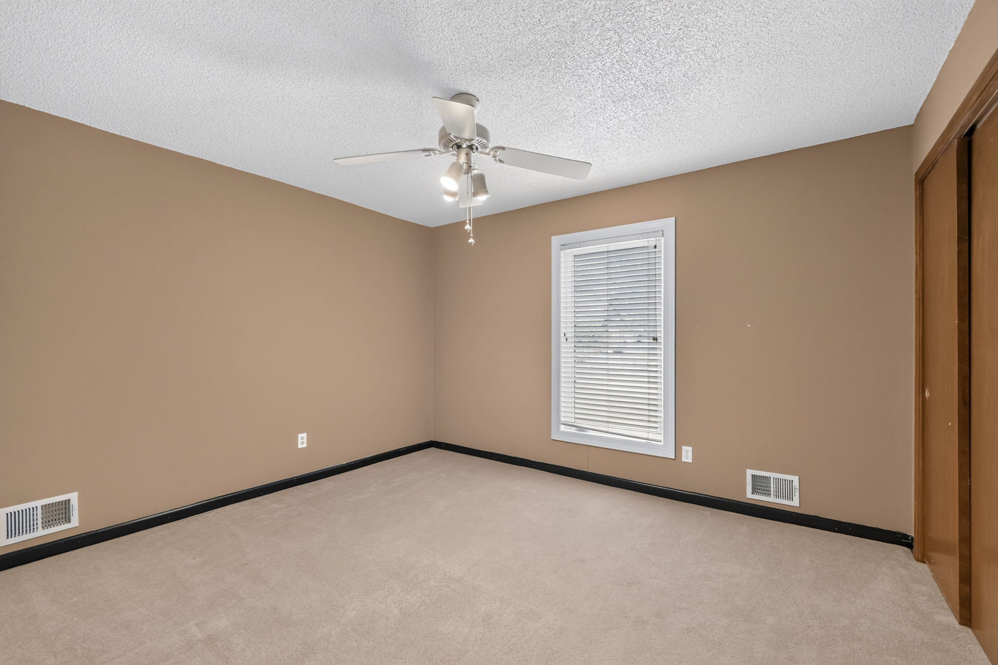 906 NW Chestnut Cir-028