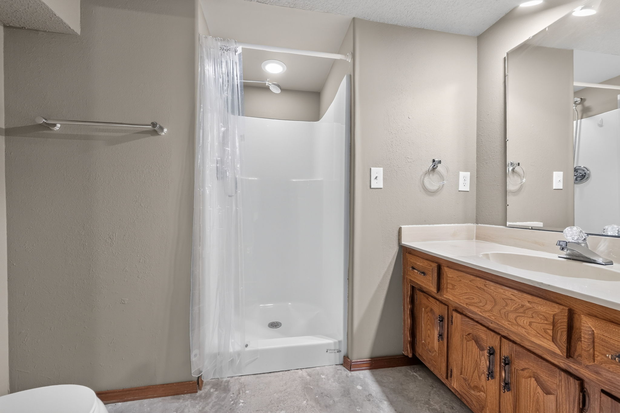 906 NW Chestnut Cir-038