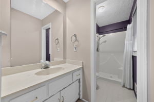906 NW Chestnut Cir-026