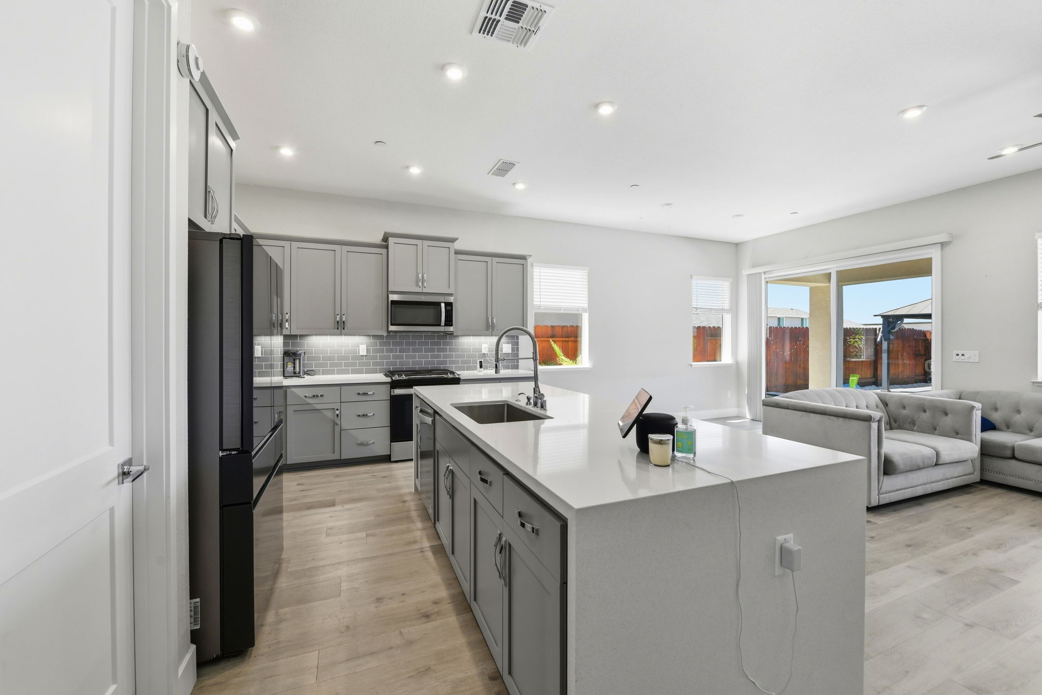 010_F8_9060 Horvath St