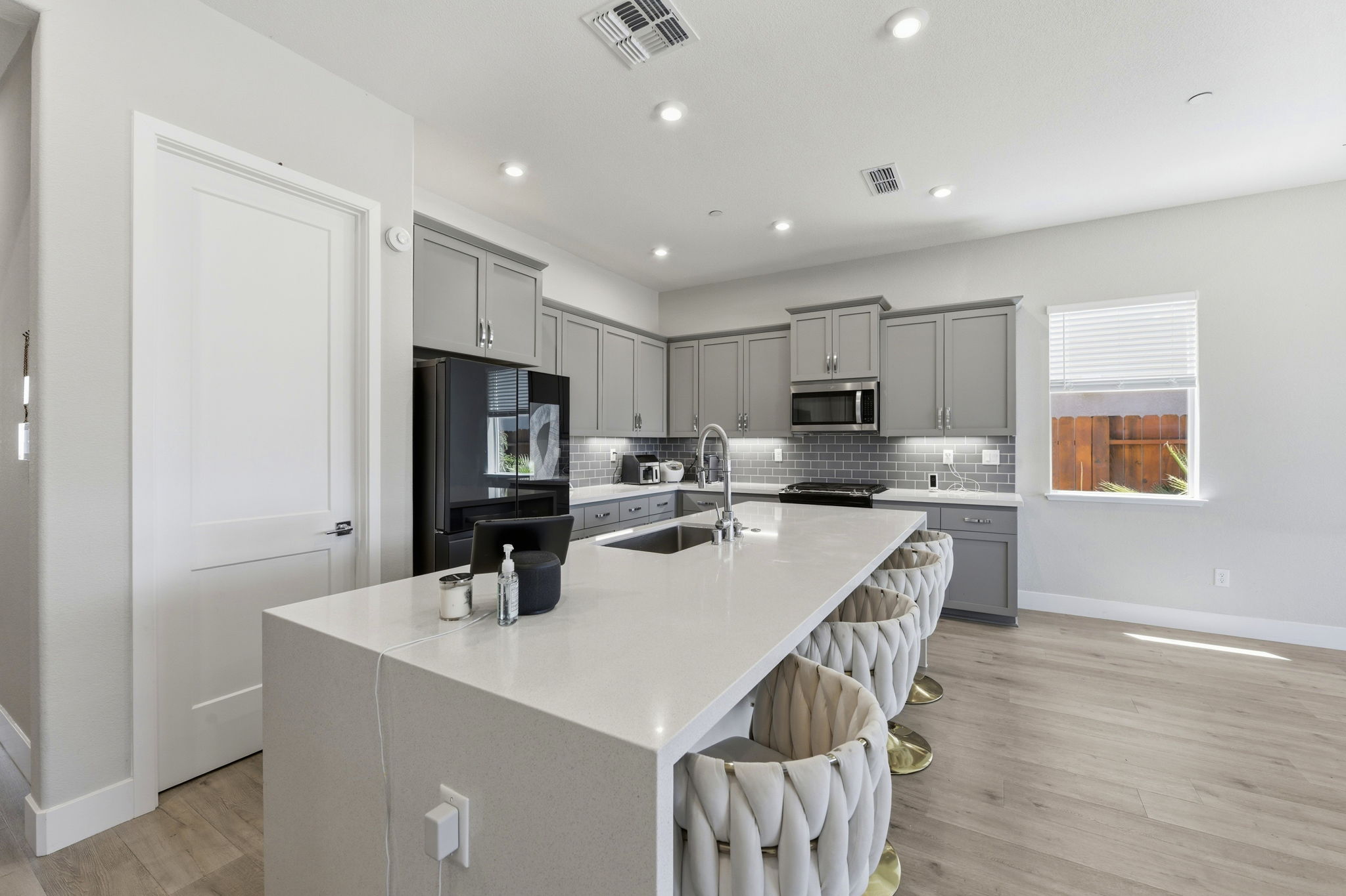 012_F8_9060 Horvath St