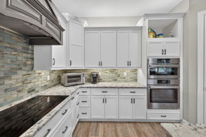 Kitchen 3 of 5