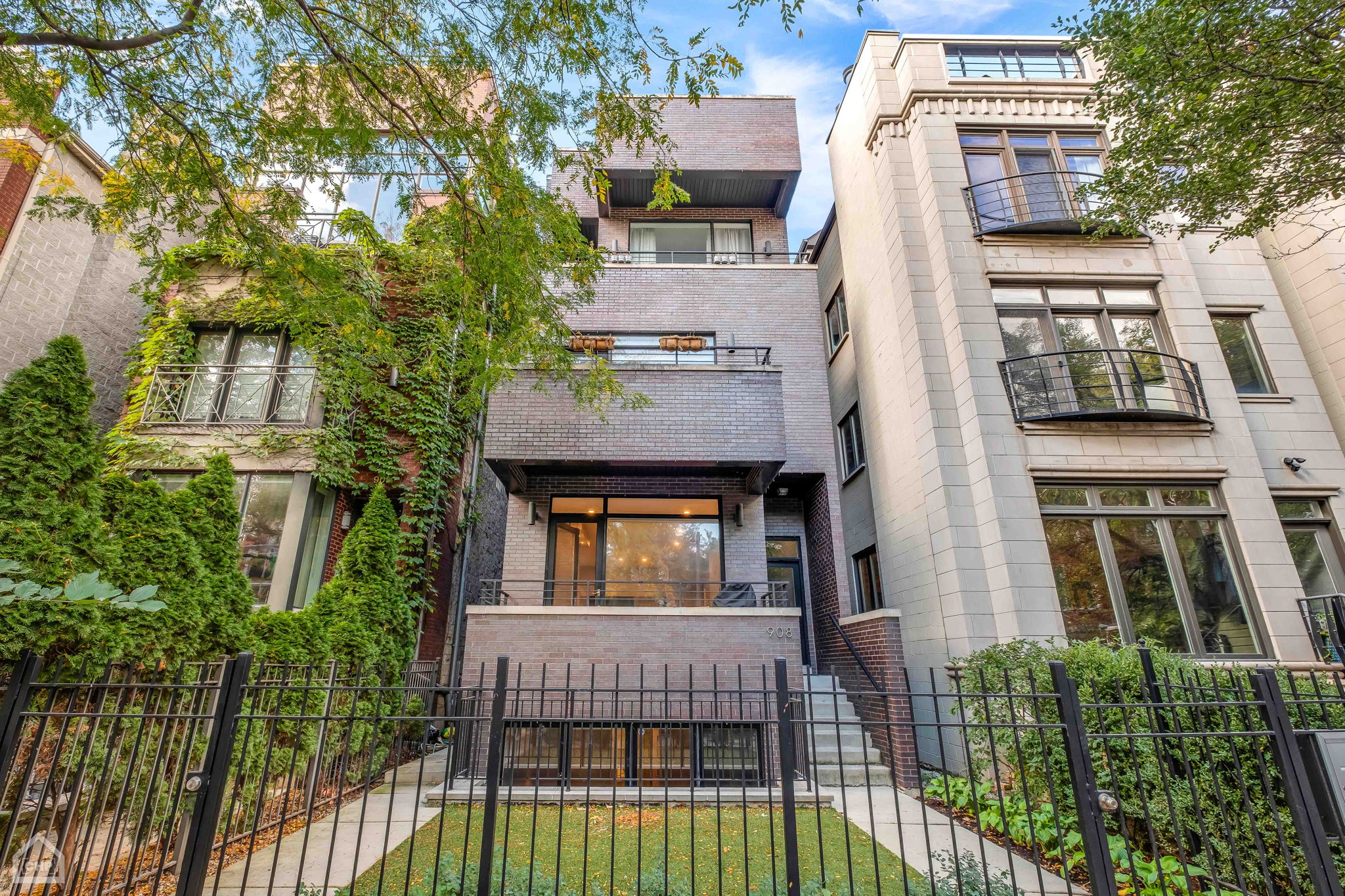 908 N Hermitage Ave 1_001