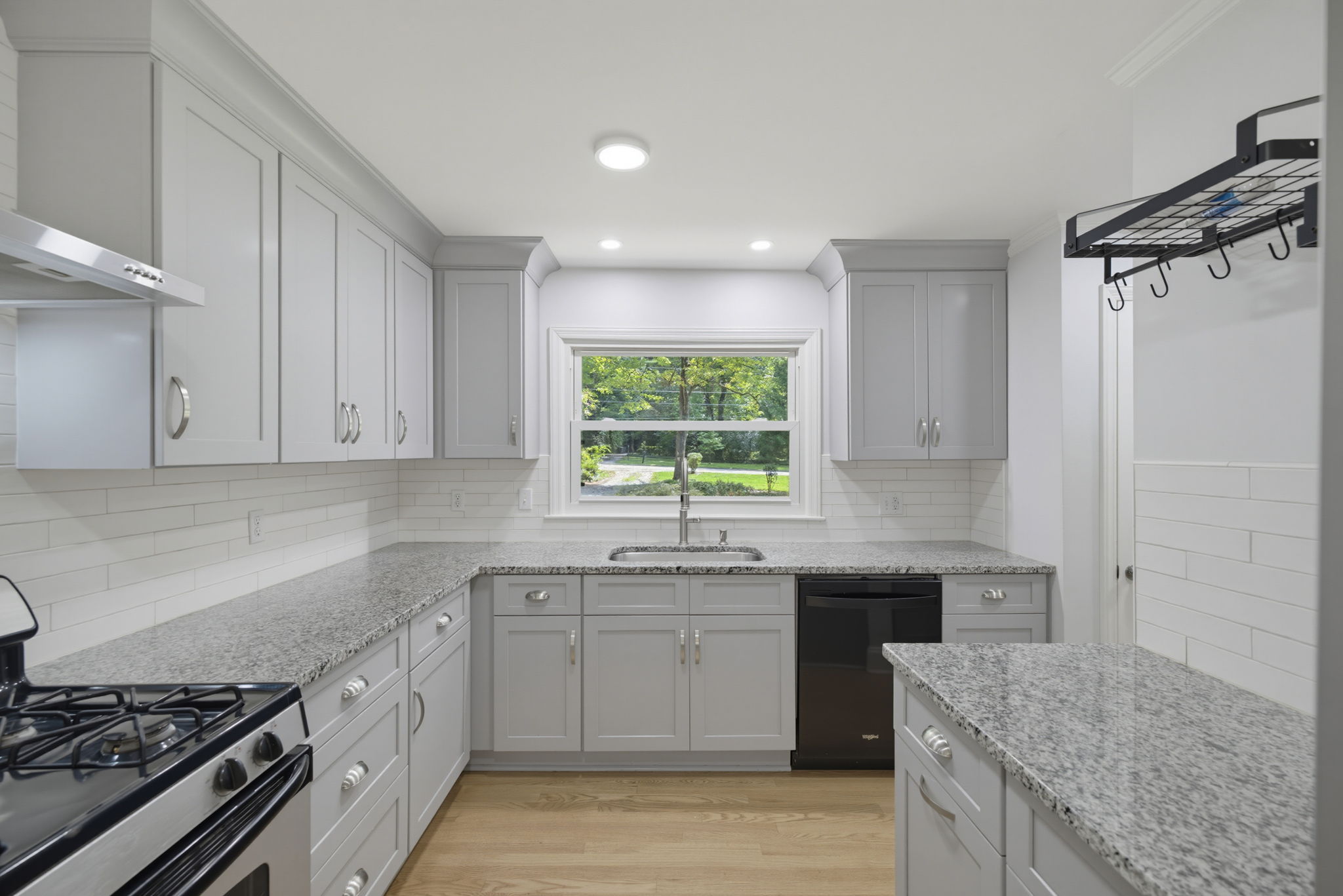 909 Forest Hill Dr-13