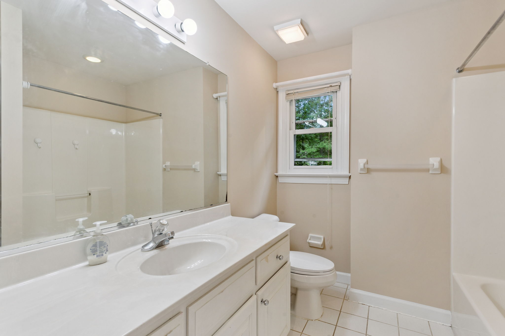 Full hall bath with tub/shower combo.