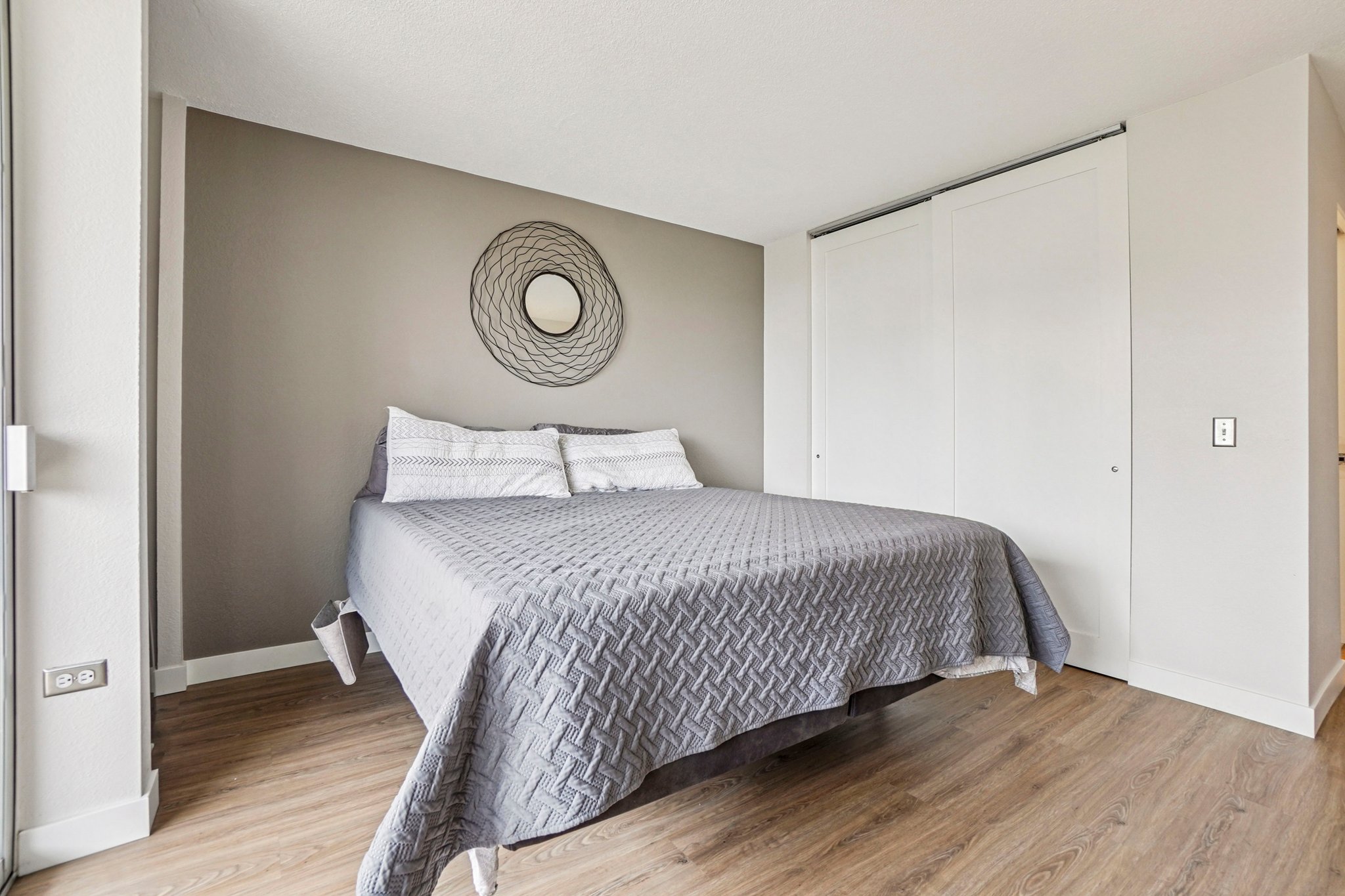 Logan St 4j-S1004-021.jpg