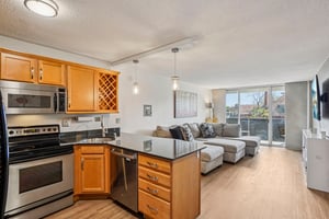 Logan St 4j-S1004-015.jpg