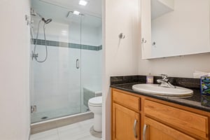 Logan St 4j-S1004-017.jpg