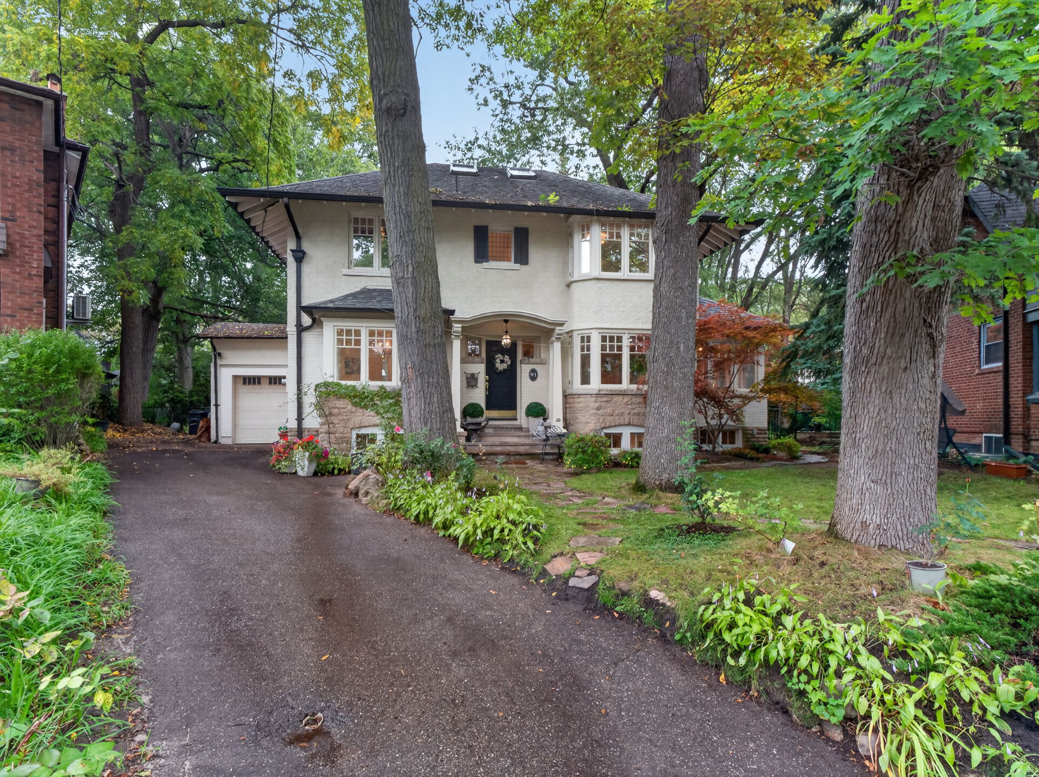 91 Braemore Gardens Toronto, ON M6G 2C7