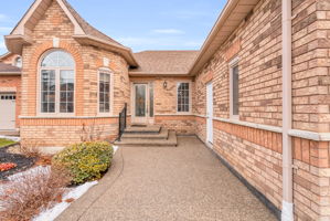 Front Porch/Entrance