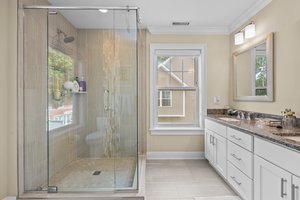 Ensuite Bathroom w/Walk-in Shower