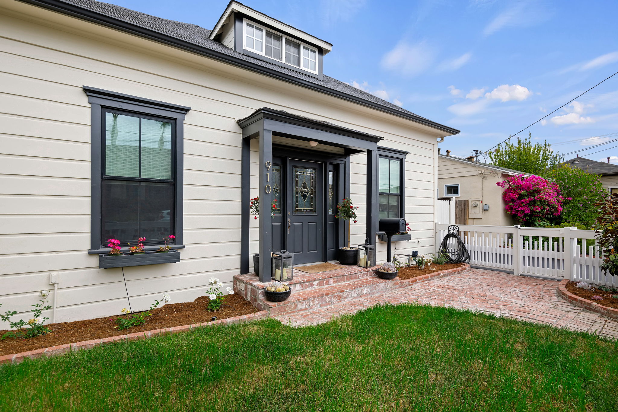04 - Front Yard