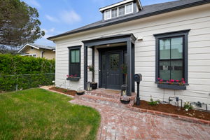 03 - Front Yard
