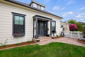 04 - Front Yard