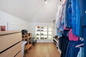 27 - Closet
