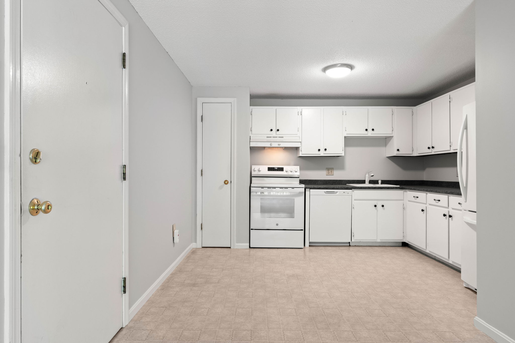 910 White Cedar Blvd, Portsmouth, NH 03801, USA Photo 28