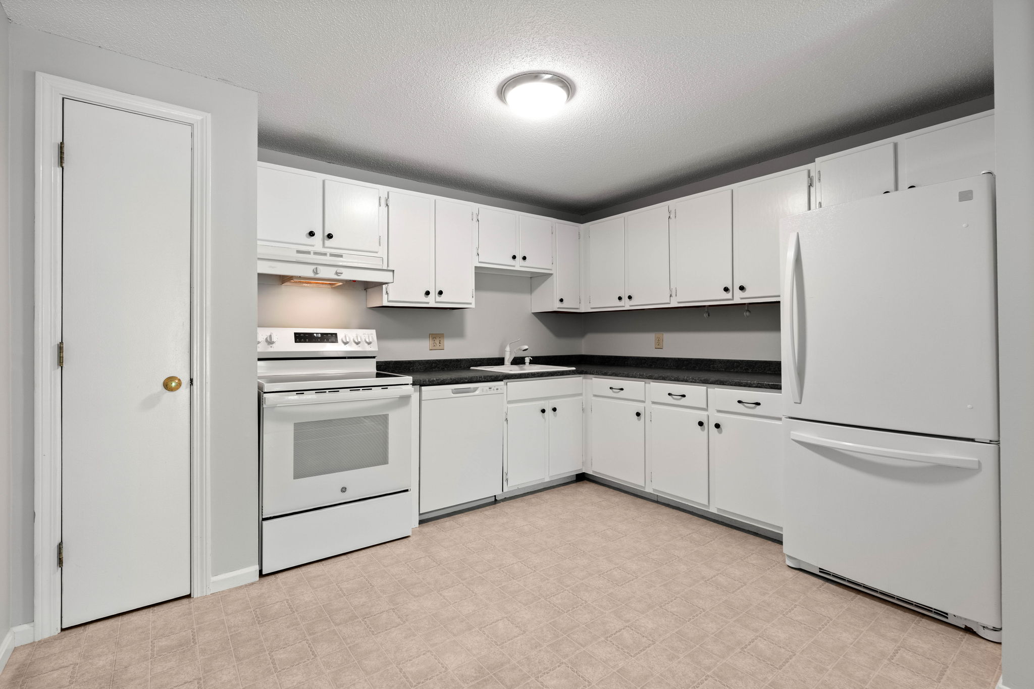 910 White Cedar Blvd, Portsmouth, NH 03801, USA Photo 29