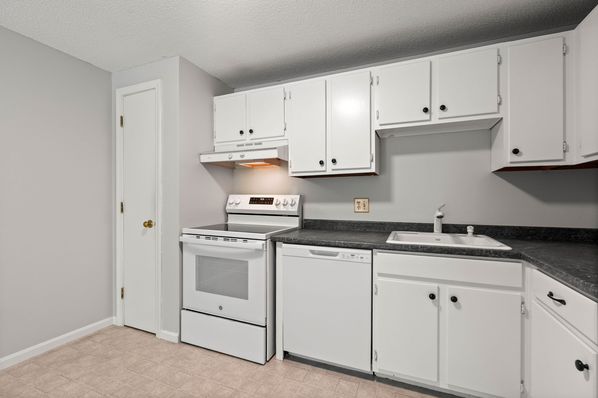 910 White Cedar Blvd, Portsmouth, NH 03801, USA Photo 32