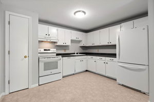 910 White Cedar Blvd, Portsmouth, NH 03801, USA Photo 28
