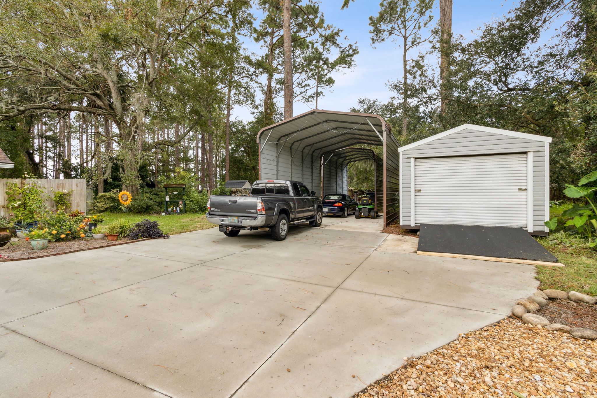 Carport / Garage