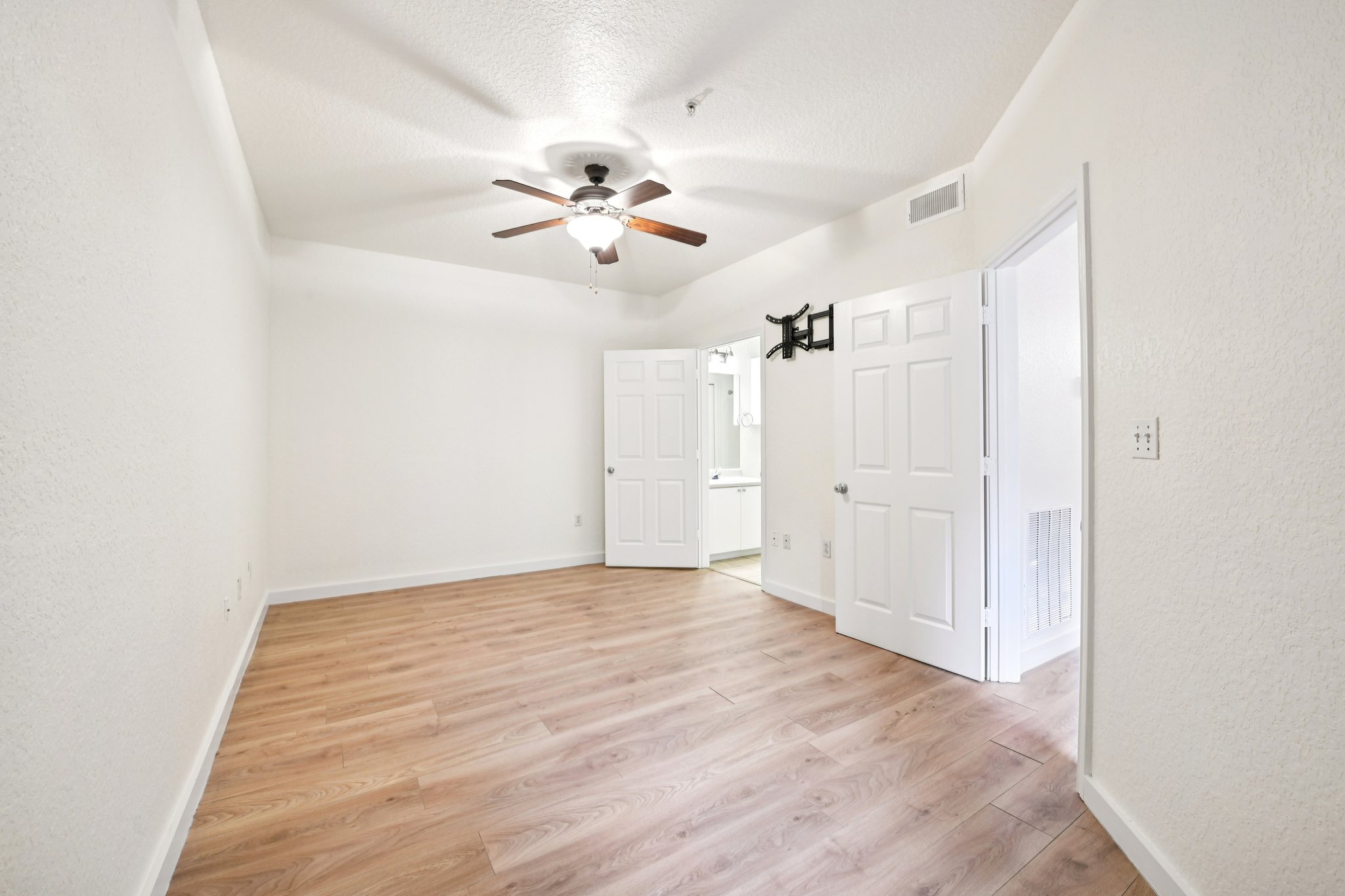 N Orange Ave 101-S2603-015.jpg