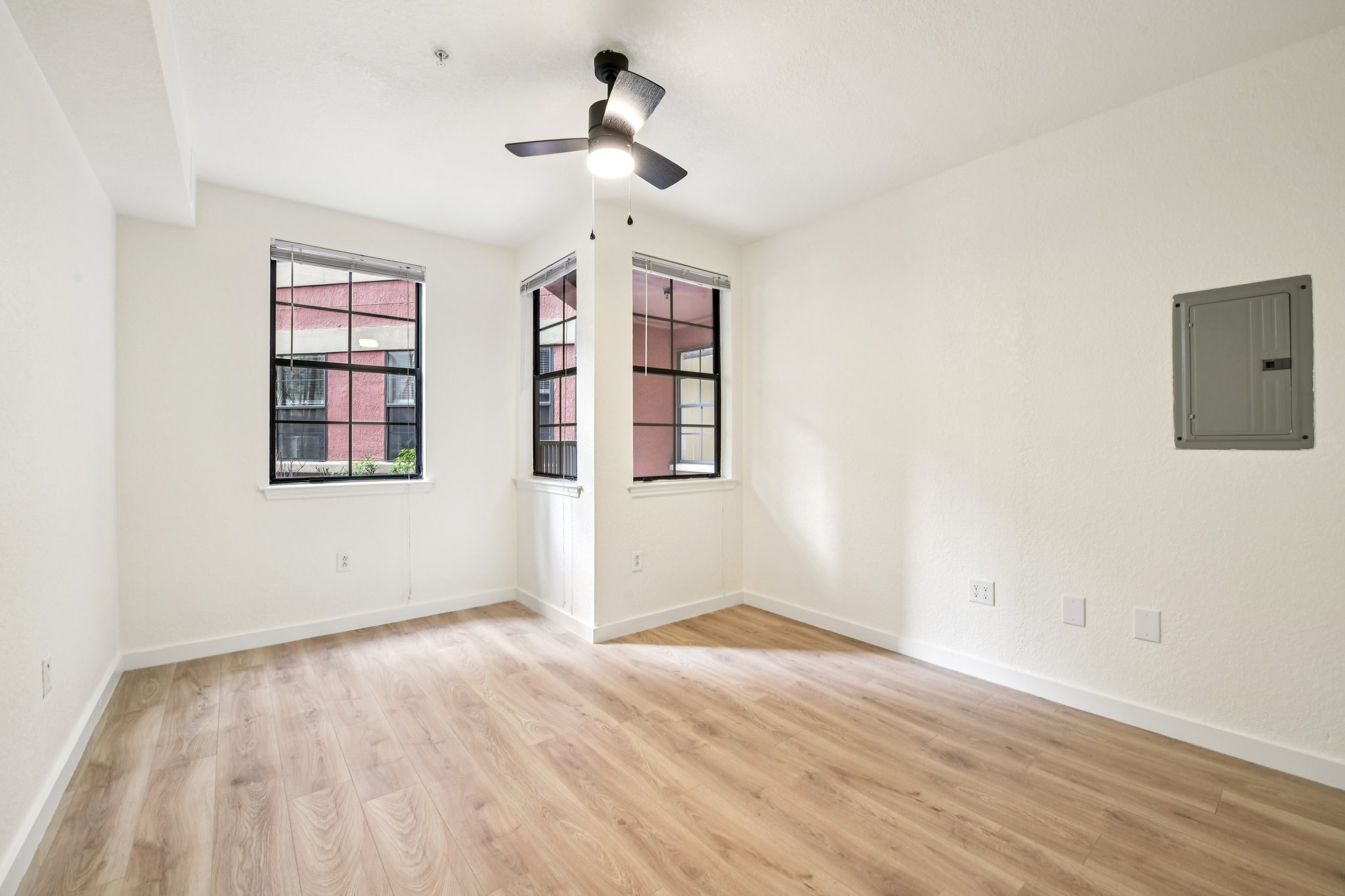 N Orange Ave 101-S2603-024.jpg