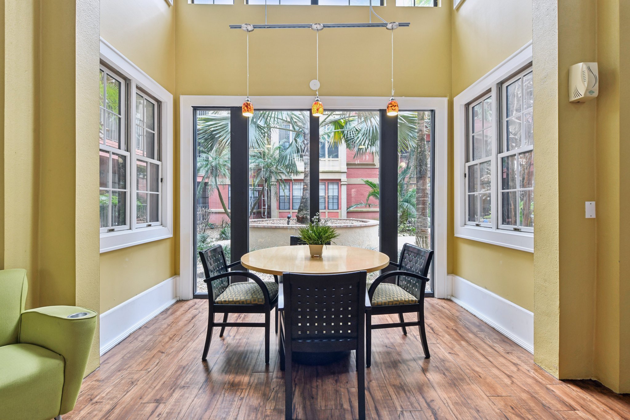 N Orange Ave 101-2603-904.jpg