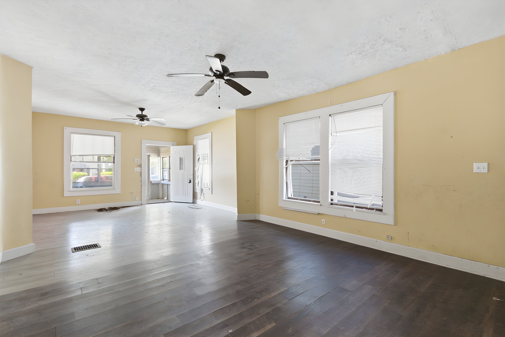 Property_Expressions_913_Lasalle (12) furniture removed.jpeg