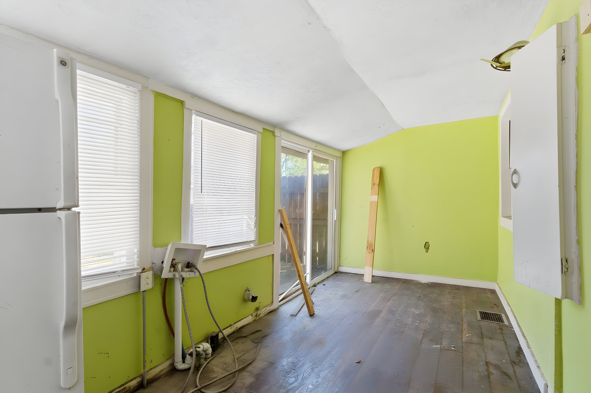 Property_Expressions_913_Lasalle (19) furniture removed.jpeg