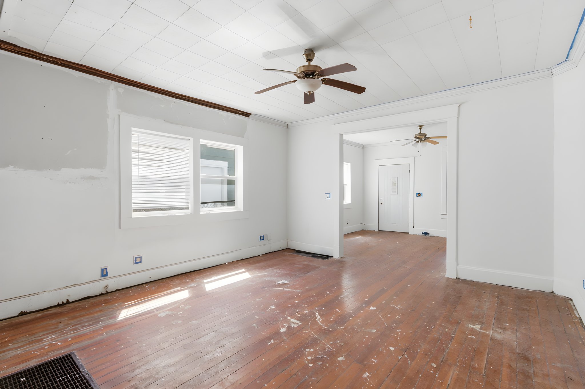 Property_Expressions_913_Lasalle (37) furniture removed.jpeg