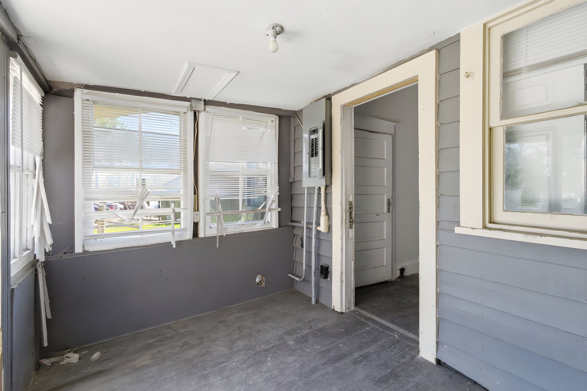 Property_Expressions_913_Lasalle (45) furniture removed.jpeg